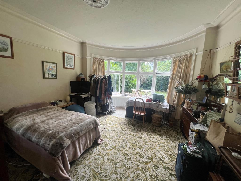 Lot: 103 - THREE-BEDROOM APARTMENT FOR IMPROVEMENT - Master bedroom with large bay window